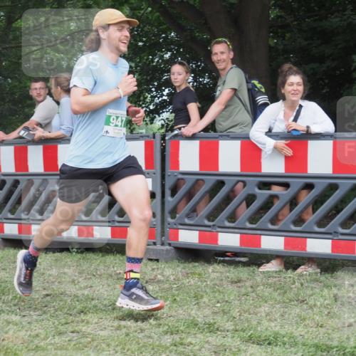 21.06.2025 - 27. Vierlanden-Triathlon KatJ http://msf.ph/oto/8016646 15.06.2025 13:14:58 Ziel 947 meine-sportfotos.de