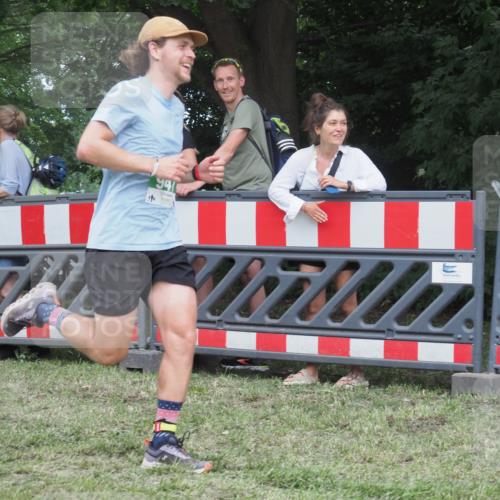 21.06.2025 - 27. Vierlanden-Triathlon KatJ http://msf.ph/oto/8016663 15.06.2025 13:14:58 Ziel 947 meine-sportfotos.de