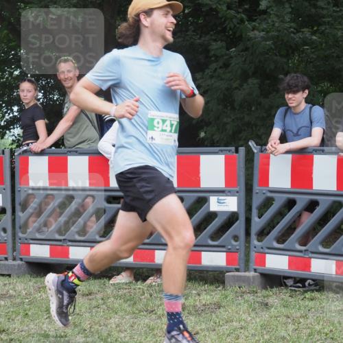 21.06.2025 - 27. Vierlanden-Triathlon KatJ http://msf.ph/oto/8016696 15.06.2025 13:14:58 Ziel 947 meine-sportfotos.de