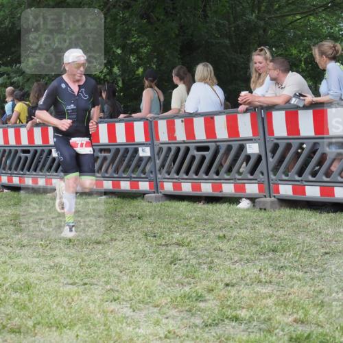 21.06.2025 - 27. Vierlanden-Triathlon KatJ http://msf.ph/oto/8016770 15.06.2025 13:15:36 Ziel 77, 722 meine-sportfotos.de