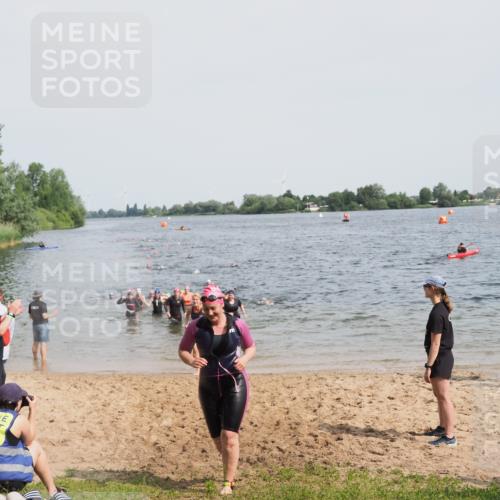 21.06.2025 - 27. Vierlanden-Triathlon MichiJ http://msf.ph/oto/8016810 15.06.2026 10:17:18 Schwimmen 529, 556, 575, 581, 584 meine-sportfotos.de