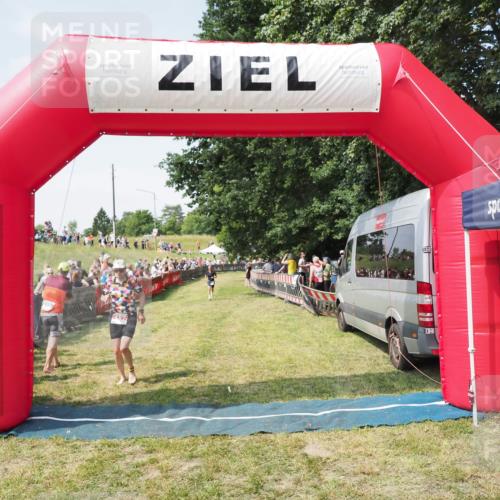 21.06.2025 - 27. Vierlanden-Triathlon MichiJ http://msf.ph/oto/8016817 15.06.2026 11:32:56 Ziel 187, 391, 571 meine-sportfotos.de