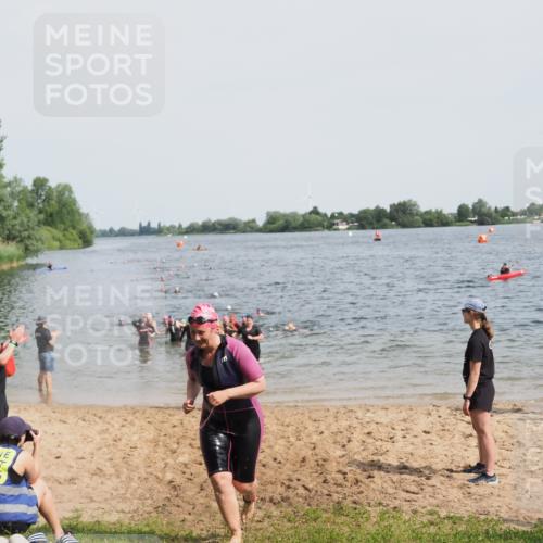 21.06.2025 - 27. Vierlanden-Triathlon MichiJ http://msf.ph/oto/8016821 15.06.2026 10:17:19 Schwimmen 529, 575, 581, 584 meine-sportfotos.de