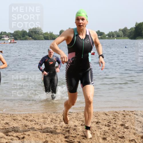 15.06.2025 - 27. Vierlanden-Triathlon Lena Gebhardt http://msf.ph/oto/8016827 15.06.2025 10:15:40 Schwimmen 483, 508, 509, 511, 564, 577, 590, 620, 630 meine-sportfotos.de