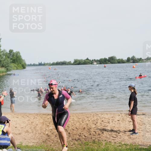 21.06.2025 - 27. Vierlanden-Triathlon MichiJ http://msf.ph/oto/8016828 15.06.2026 10:17:19 Schwimmen 529, 575, 581, 584 meine-sportfotos.de