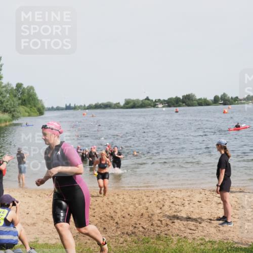21.06.2025 - 27. Vierlanden-Triathlon MichiJ http://msf.ph/oto/8016832 15.06.2026 10:17:19 Schwimmen 529, 575, 581, 584 meine-sportfotos.de
