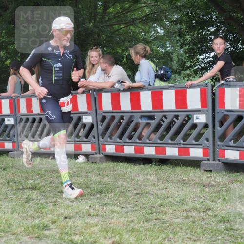 21.06.2025 - 27. Vierlanden-Triathlon KatJ http://msf.ph/oto/8016838 15.06.2025 13:15:36 Ziel 77, 722 meine-sportfotos.de
