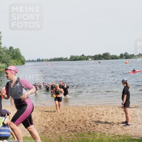 21.06.2025 - 27. Vierlanden-Triathlon MichiJ http://msf.ph/oto/8016842 15.06.2026 10:17:20 Schwimmen 529, 575, 581, 584 meine-sportfotos.de