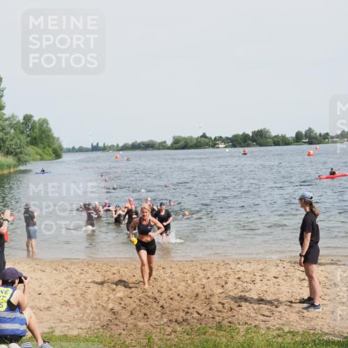 21.06.2025 - 27. Vierlanden-Triathlon MichiJ http://msf.ph/oto/8016847 15.06.2026 10:17:20 Schwimmen 529, 575, 581, 584 meine-sportfotos.de