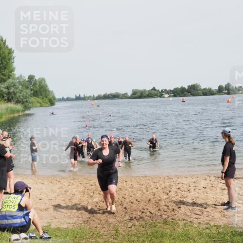 21.06.2025 - 27. Vierlanden-Triathlon MichiJ http://msf.ph/oto/8016862 15.06.2026 10:17:25 Schwimmen 529, 572, 581, 582, 584, 594 meine-sportfotos.de
