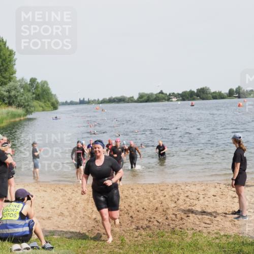 21.06.2025 - 27. Vierlanden-Triathlon MichiJ http://msf.ph/oto/8016874 15.06.2026 10:17:25 Schwimmen 529, 572, 581, 582, 584, 594 meine-sportfotos.de