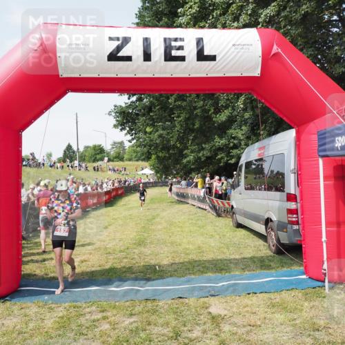 21.06.2025 - 27. Vierlanden-Triathlon MichiJ http://msf.ph/oto/8016880 15.06.2026 11:32:57 Ziel 187, 571 meine-sportfotos.de