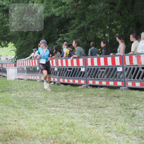 21.06.2025 - 27. Vierlanden-Triathlon KatJ http://msf.ph/oto/8016918 15.06.2025 13:15:40 Ziel 722 meine-sportfotos.de