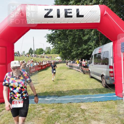 21.06.2025 - 27. Vierlanden-Triathlon MichiJ http://msf.ph/oto/8016930 15.06.2026 11:32:59 Ziel 187, 571 meine-sportfotos.de