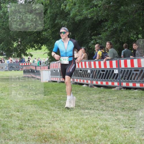 21.06.2025 - 27. Vierlanden-Triathlon KatJ http://msf.ph/oto/8016953 15.06.2025 13:15:41 Ziel 722 meine-sportfotos.de