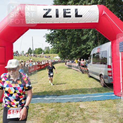 21.06.2025 - 27. Vierlanden-Triathlon MichiJ http://msf.ph/oto/8016959 15.06.2026 11:33:00 Ziel 187, 571 meine-sportfotos.de