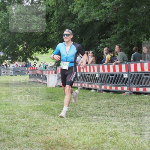 21.06.2025 - 27. Vierlanden-Triathlon KatJ http://msf.ph/oto/8016963 15.06.2025 13:15:41 Ziel 722 meine-sportfotos.de