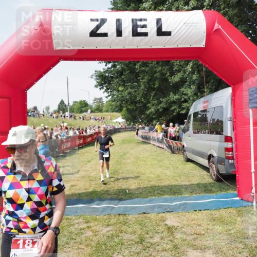 21.06.2025 - 27. Vierlanden-Triathlon MichiJ http://msf.ph/oto/8016971 15.06.2026 11:33:00 Ziel 187, 571 meine-sportfotos.de