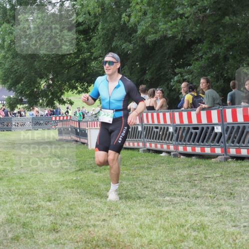 21.06.2025 - 27. Vierlanden-Triathlon KatJ http://msf.ph/oto/8016974 15.06.2025 13:15:42 Ziel 722 meine-sportfotos.de