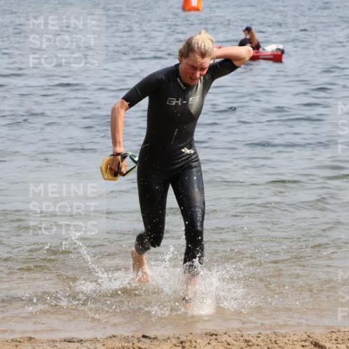 15.06.2025 - 27. Vierlanden-Triathlon Lena Gebhardt http://msf.ph/oto/8016985 15.06.2025 10:15:44 Schwimmen 483, 505, 509, 564, 577, 590, 630 meine-sportfotos.de