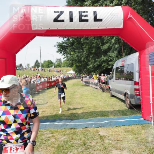 21.06.2025 - 27. Vierlanden-Triathlon MichiJ http://msf.ph/oto/8016986 15.06.2026 11:33:00 Ziel 187, 571 meine-sportfotos.de