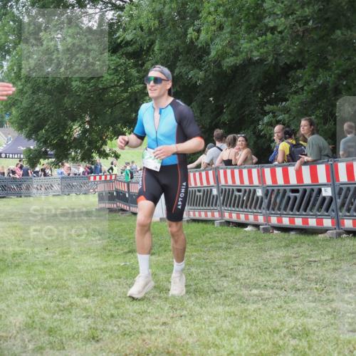 21.06.2025 - 27. Vierlanden-Triathlon KatJ http://msf.ph/oto/8016987 15.06.2025 13:15:42 Ziel 722 meine-sportfotos.de