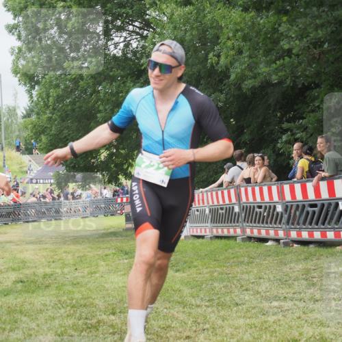 21.06.2025 - 27. Vierlanden-Triathlon KatJ http://msf.ph/oto/8016999 15.06.2025 13:15:43 Ziel 722 meine-sportfotos.de