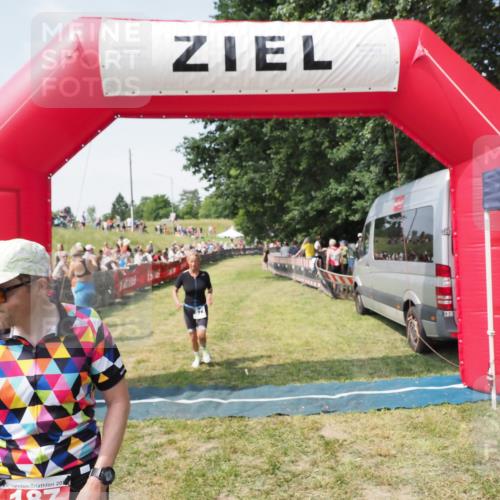 21.06.2025 - 27. Vierlanden-Triathlon MichiJ http://msf.ph/oto/8017001 15.06.2026 11:33:00 Ziel 187, 571 meine-sportfotos.de