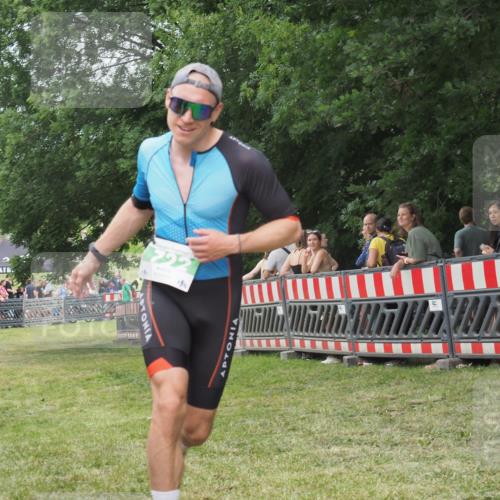 21.06.2025 - 27. Vierlanden-Triathlon KatJ http://msf.ph/oto/8017002 15.06.2025 13:15:43 Ziel 722 meine-sportfotos.de