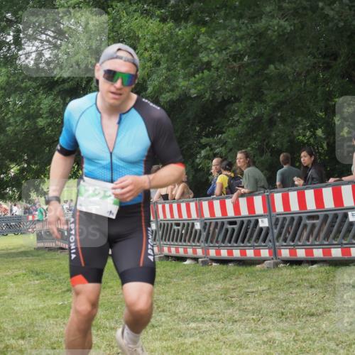 21.06.2025 - 27. Vierlanden-Triathlon KatJ http://msf.ph/oto/8017007 15.06.2025 13:15:43 Ziel 722 meine-sportfotos.de