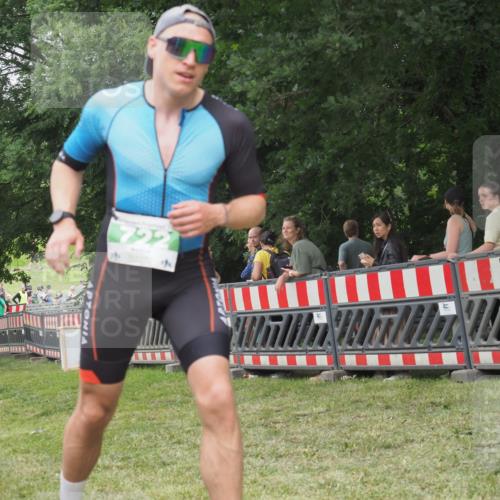 21.06.2025 - 27. Vierlanden-Triathlon KatJ http://msf.ph/oto/8017012 15.06.2025 13:15:43 Ziel 722 meine-sportfotos.de