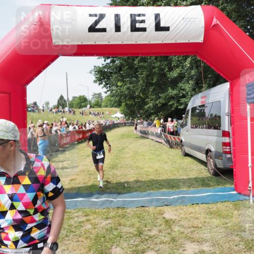 21.06.2025 - 27. Vierlanden-Triathlon MichiJ http://msf.ph/oto/8017015 15.06.2026 11:33:00 Ziel 187, 571 meine-sportfotos.de