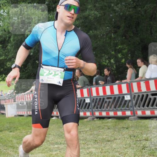 21.06.2025 - 27. Vierlanden-Triathlon KatJ http://msf.ph/oto/8017017 15.06.2025 13:15:43 Ziel 722 meine-sportfotos.de