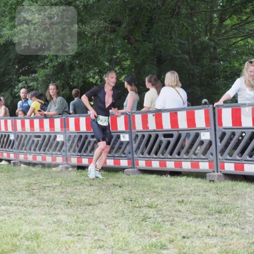 21.06.2025 - 27. Vierlanden-Triathlon KatJ http://msf.ph/oto/8017067 15.06.2025 13:15:56 Ziel 793 meine-sportfotos.de