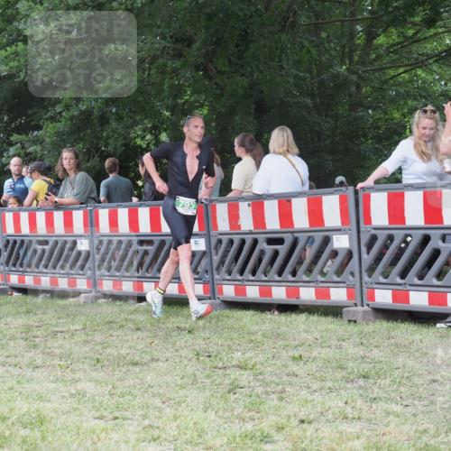 21.06.2025 - 27. Vierlanden-Triathlon KatJ http://msf.ph/oto/8017076 15.06.2025 13:15:56 Ziel 793 meine-sportfotos.de