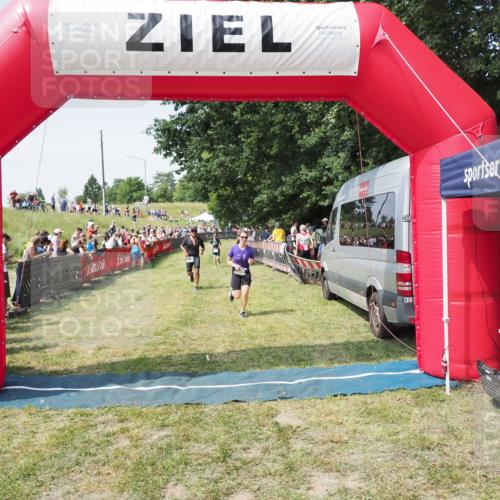 21.06.2025 - 27. Vierlanden-Triathlon MichiJ http://msf.ph/oto/8017086 15.06.2026 11:33:13 Ziel 317, 508 meine-sportfotos.de