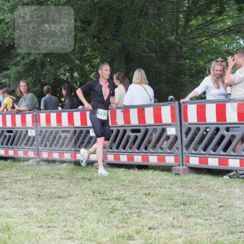 21.06.2025 - 27. Vierlanden-Triathlon KatJ http://msf.ph/oto/8017087 15.06.2025 13:15:57 Ziel 793 meine-sportfotos.de