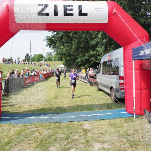 21.06.2025 - 27. Vierlanden-Triathlon MichiJ http://msf.ph/oto/8017095 15.06.2026 11:33:13 Ziel 317, 508 meine-sportfotos.de