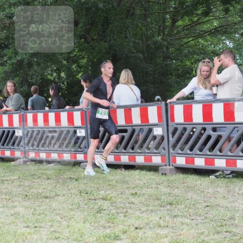 21.06.2025 - 27. Vierlanden-Triathlon KatJ http://msf.ph/oto/8017096 15.06.2025 13:15:57 Ziel 793 meine-sportfotos.de