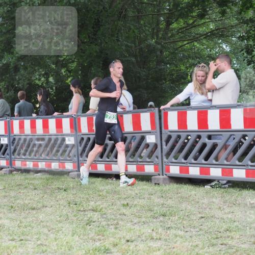 21.06.2025 - 27. Vierlanden-Triathlon KatJ http://msf.ph/oto/8017103 15.06.2025 13:15:57 Ziel 793 meine-sportfotos.de