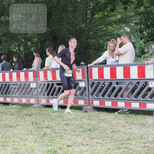 21.06.2025 - 27. Vierlanden-Triathlon KatJ http://msf.ph/oto/8017111 15.06.2025 13:15:57 Ziel 793 meine-sportfotos.de