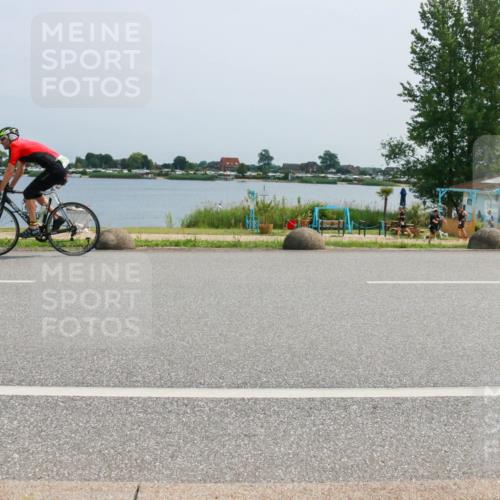 21.06.2025 - 27. Vierlanden-Triathlon H.Heesch http://msf.ph/oto/8017118 15.06.2025 11:58:12 Radfahren 671, 824 meine-sportfotos.de
