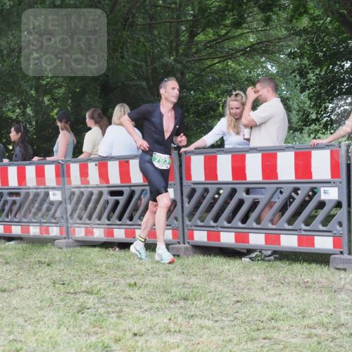 21.06.2025 - 27. Vierlanden-Triathlon KatJ http://msf.ph/oto/8017121 15.06.2025 13:15:57 Ziel 793 meine-sportfotos.de