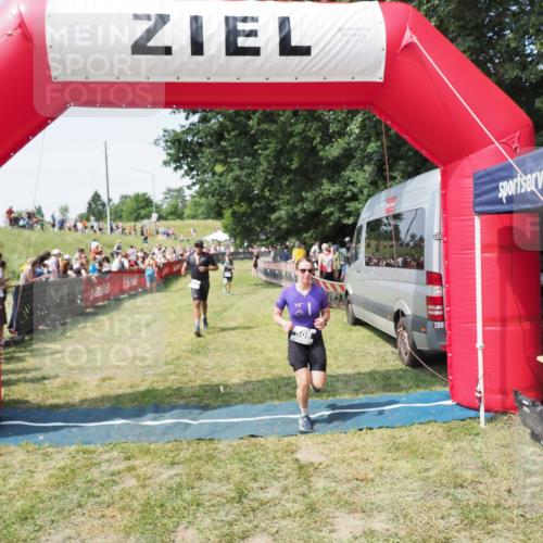 21.06.2025 - 27. Vierlanden-Triathlon MichiJ http://msf.ph/oto/8017130 15.06.2026 11:33:14 Ziel 317, 508 meine-sportfotos.de