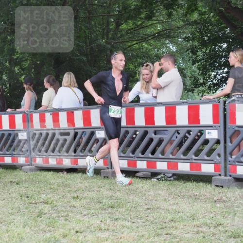 21.06.2025 - 27. Vierlanden-Triathlon KatJ http://msf.ph/oto/8017132 15.06.2025 13:15:57 Ziel 793 meine-sportfotos.de