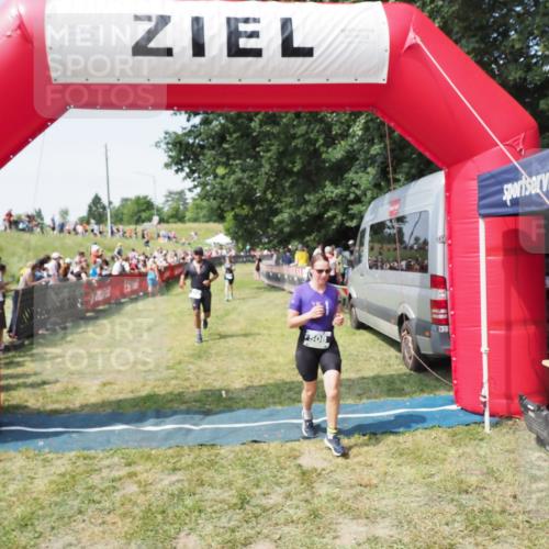 21.06.2025 - 27. Vierlanden-Triathlon MichiJ http://msf.ph/oto/8017136 15.06.2026 11:33:14 Ziel 317, 508 meine-sportfotos.de