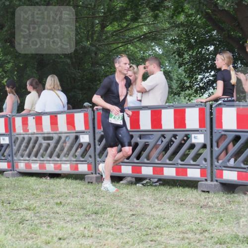 21.06.2025 - 27. Vierlanden-Triathlon KatJ http://msf.ph/oto/8017138 15.06.2025 13:15:57 Ziel 793 meine-sportfotos.de