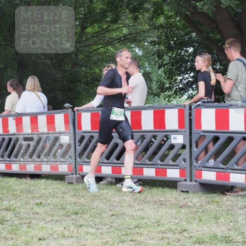 21.06.2025 - 27. Vierlanden-Triathlon KatJ http://msf.ph/oto/8017150 15.06.2025 13:15:57 Ziel 793 meine-sportfotos.de