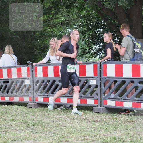 21.06.2025 - 27. Vierlanden-Triathlon KatJ http://msf.ph/oto/8017159 15.06.2025 13:15:58 Ziel 793 meine-sportfotos.de