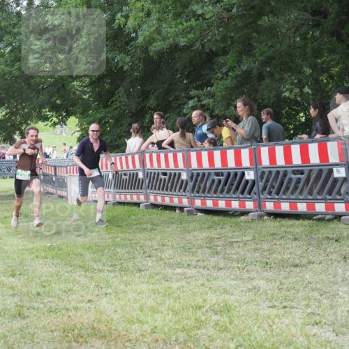 21.06.2025 - 27. Vierlanden-Triathlon KatJ http://msf.ph/oto/8017169 15.06.2025 13:16:21 Ziel 696, 708 meine-sportfotos.de
